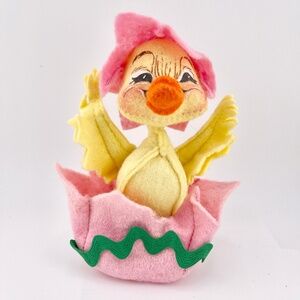 🎀  Annalee Spring- Chick in Egg Figurine – Pink & Yellow Felt – 1990 –Vintage